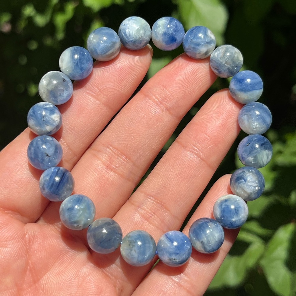 10mm stretchabld flashy‎ blue kyanite bracelet